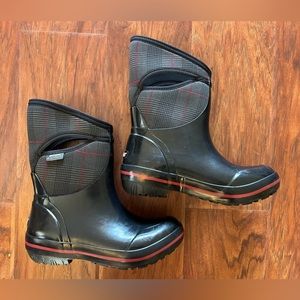 Preowned black grey plaid Bogs rain boots Prince of Wales size 7. Rainboots